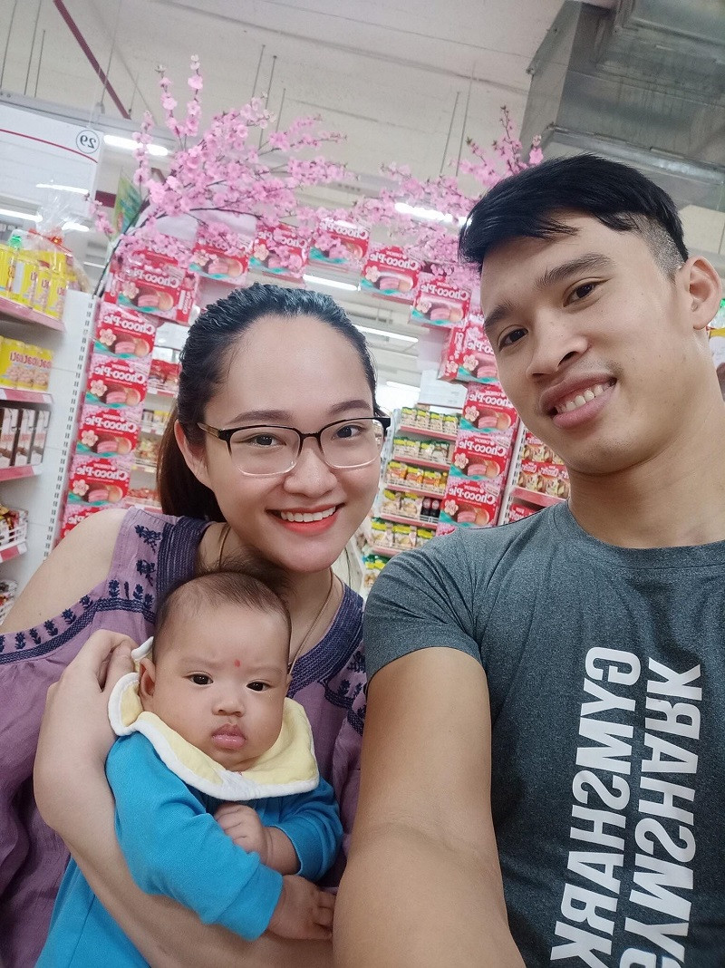 Tổ ấm hạnh phúc của cặp vợ chồng trẻ và cô con gái bé bỏng.