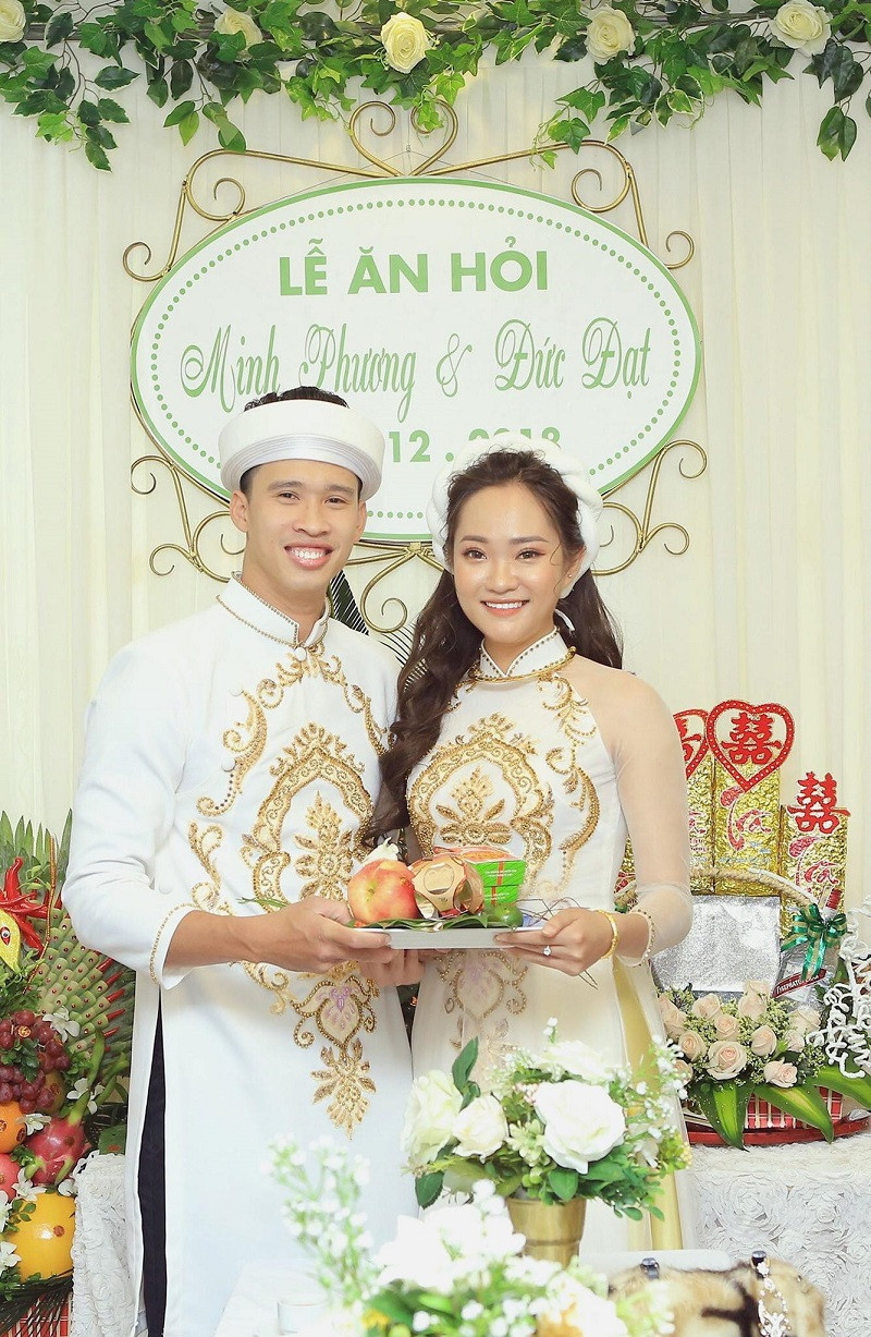 Kết hôn đã hơn 1 năm nhưng anh Đạt vẫn lương ngọt ngào, yêu chiều vợ còn hơn hồi yêu đương. Khi vợ có bầu, anh cũng tự tay nấu nướng, không cho vợ động tay vào những việc nặng.