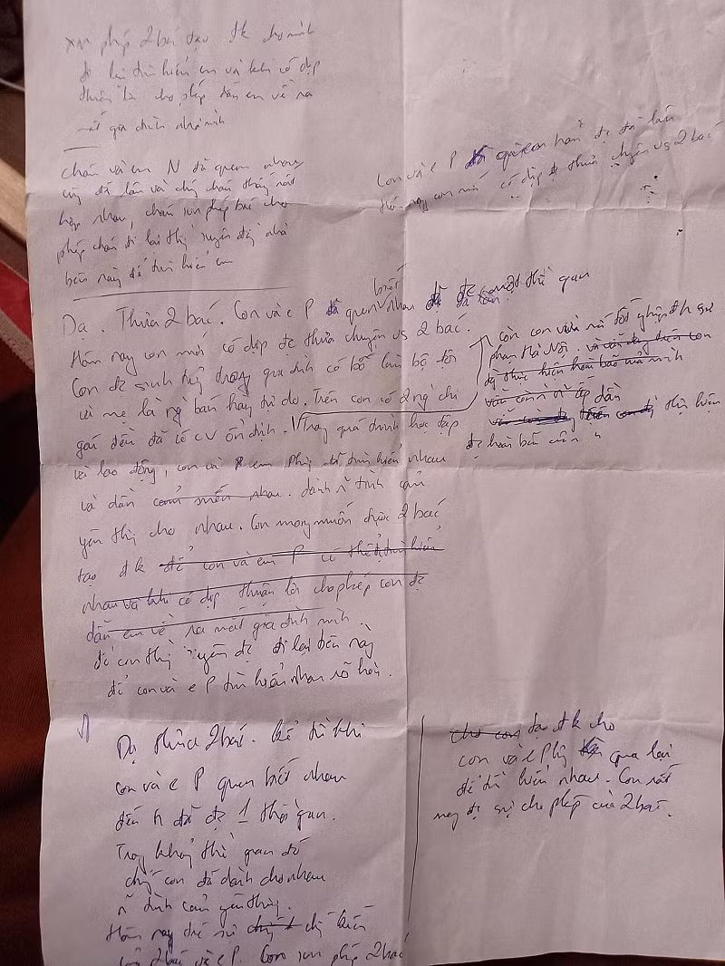 Mới đây, một cô gái chia sẻ tờ nháp chi chít chữ của chồng lên mạng xã hội thu hút sự quan tâm của cộng đồng mạng. Theo đó, chồng cô nàng làm HLV gym nên không giỏi ăn nói, lần đầu tiên về ra mắt nhà bạn gái, anh chàng đã phải viết nháp ra giấy rồi học thuộc lòng để thưa gửi bố mẹ vợ tương lai. Hành động cẩn thận và cũng cực ngố tàu của anh chàng khiến ai nấy đều phải bật cười.