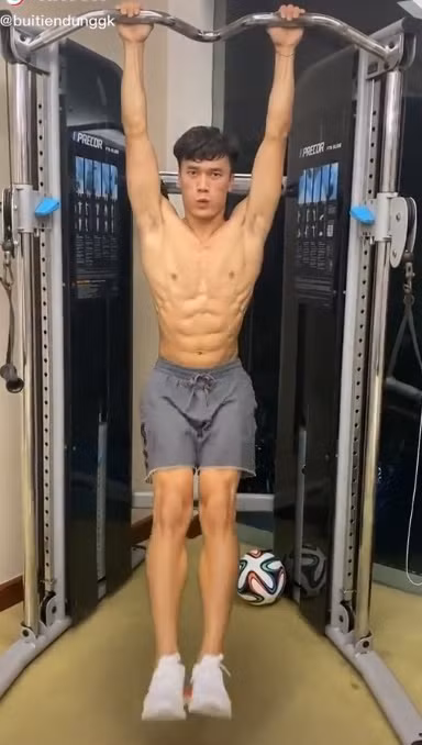 Trong khi đàn anh Văn Lâm đánh mất body 6 múi, thủ môn Bùi Tiến Dũng lại được người hâm mộ khen vẫn duy trì được thân hình săn chắc sau thời gian lịch tập luyện, thi đấu gián đoạn vì dịch.
