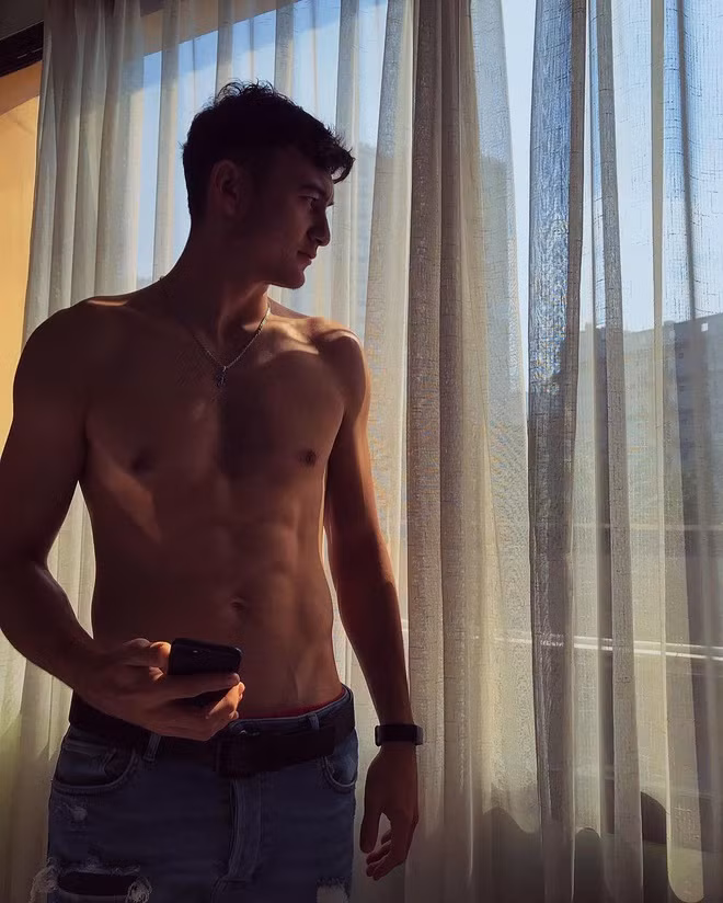 Ở đội tuyển quốc gia Việt Nam, Lâm “Tây” còn được gọi với biệt danh thân mật là “gấu Nga” vì thân hình vạm vỡ. Sau khi thể hiện phong độ cao tại AFF Cup 2018, thủ thành 26 tuổi trở thành lựa chọn số 1 của HLV Park Hang-seo tại Asian Cup 2019 hay vòng loại World Cup 2022.