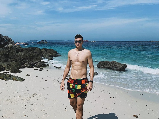 Vốn đam mê gym, trong thời gian ở nhà, Văn Lâm vẫn chia sẻ hình ảnh chăm chỉ trong phòng tập. Trước đây, cầu thủ Việt kiều từng khiến fan nhiều lần “đứng ngồi không yên” khi đăng ảnh khoe thân hình đẹp không thua kém người mẫu tại trang cá nhân. Nhờ ngoại hình cuốn hút, thủ thành cao 1,88 m cũng từng được mời làm mẫu ảnh, gương mặt đại diện cho nhiều nhãn hàng.