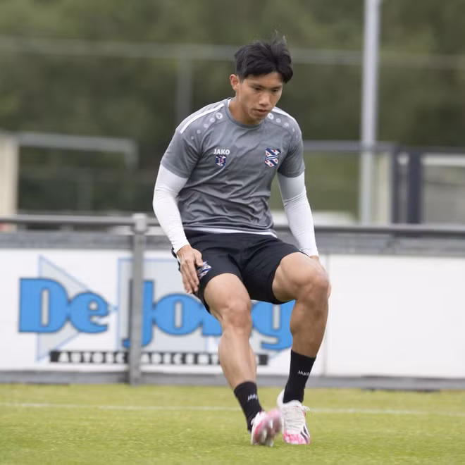 Ngày 13/6, Đoàn Văn Hậu chia sẻ hình ảnh của buổi tập mới nhất lên trang cá nhân kèm caption: “Tập luyện thật chăm và suy nghĩ lạc quan”. Bên cạnh những lời động viên, người hâm mộ dành nhiều lời khen cho cơ bắp săn chắc của cầu thủ 21 tuổi. Sau 1 năm thi đấu ở Hà Lan, Văn Hậu có sự cải thiện rõ rệt về thể hình, sức mạnh cơ bắp.