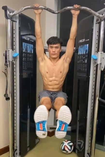 Nhận định này được đưa ra sau khi Dũng “gôn” chia sẻ clip tập thể hình lên trang cá nhân. Bài tập treo người gập bụng trên xà giúp anh khoe trọn vẹn cơ bụng 8 múi và các múi cơ 2 bên sườn.