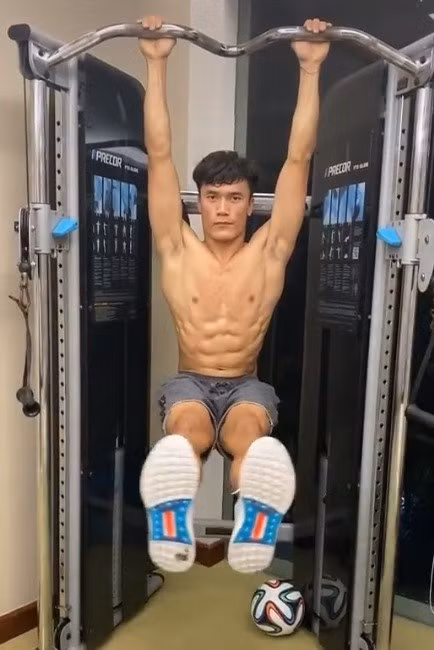 Nhận định này được đưa ra sau khi Dũng “gôn” chia sẻ clip tập thể hình lên trang cá nhân. Bài tập treo người gập bụng trên xà giúp anh khoe trọn vẹn cơ bụng 8 múi và các múi cơ 2 bên sườn.