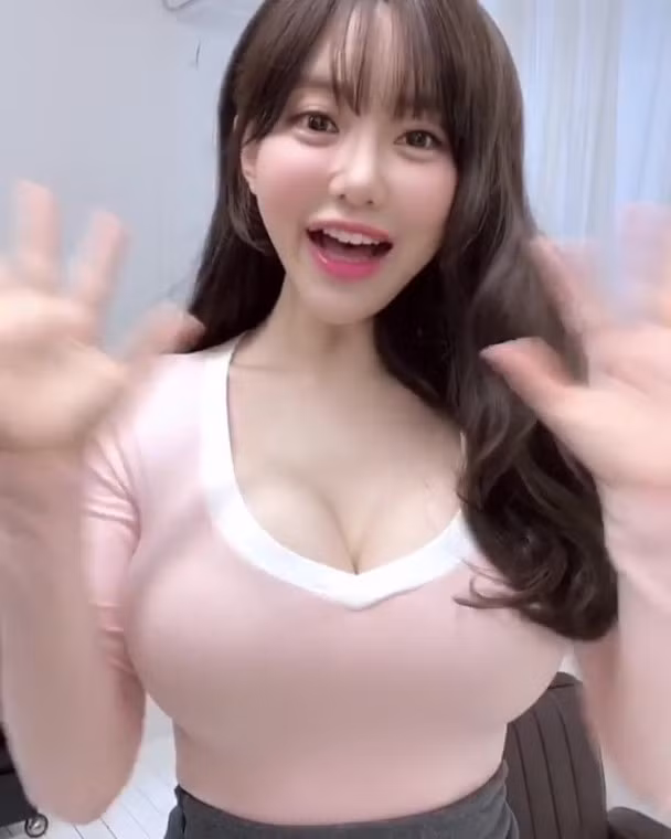 Theo đó, không chỉ thay đổi màu tóc nữ DJ nổi tiếng Soda còn biến hóa tóc ngắn thành tóc dài giống như trở về tuổi teen một thời.