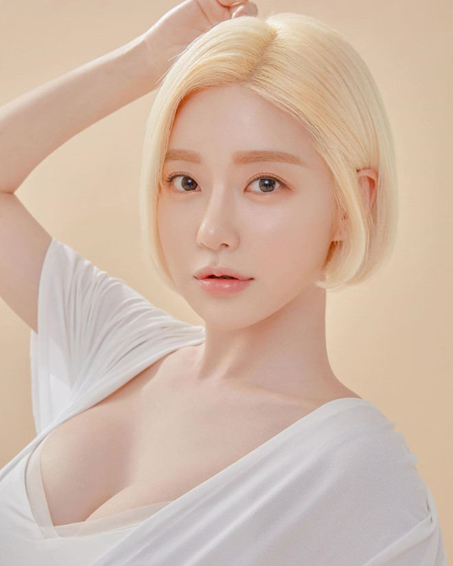 Nữ Dj sở hữu nhan sắc sinh đẹp, đặc biệt là body cực chuẩn được khéo khoe qua những điệu nhảy gợi cảm khuấy động không khí ở bất kỳ nơi nào cô xuất hiện.