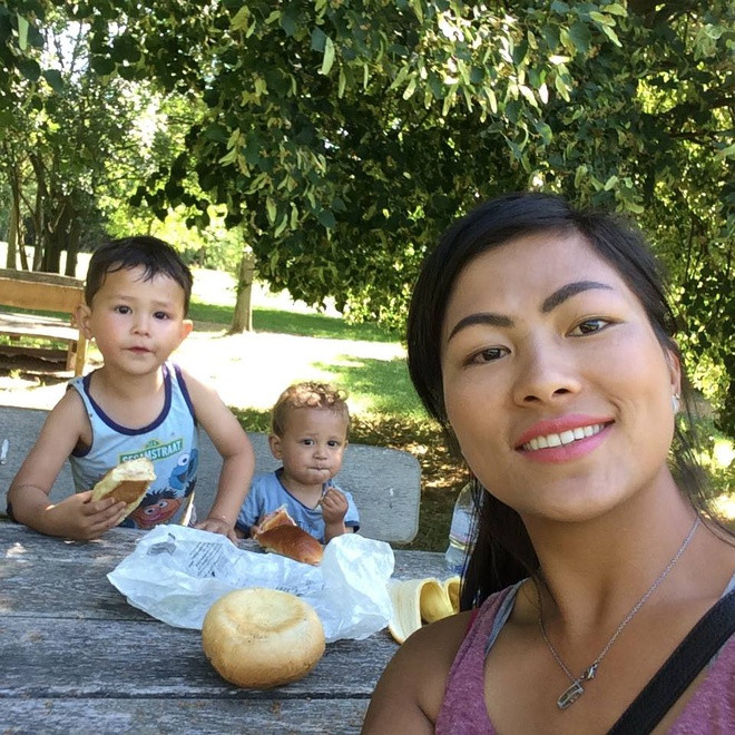 Lò Thị Mai và hai con trai lai của mình.