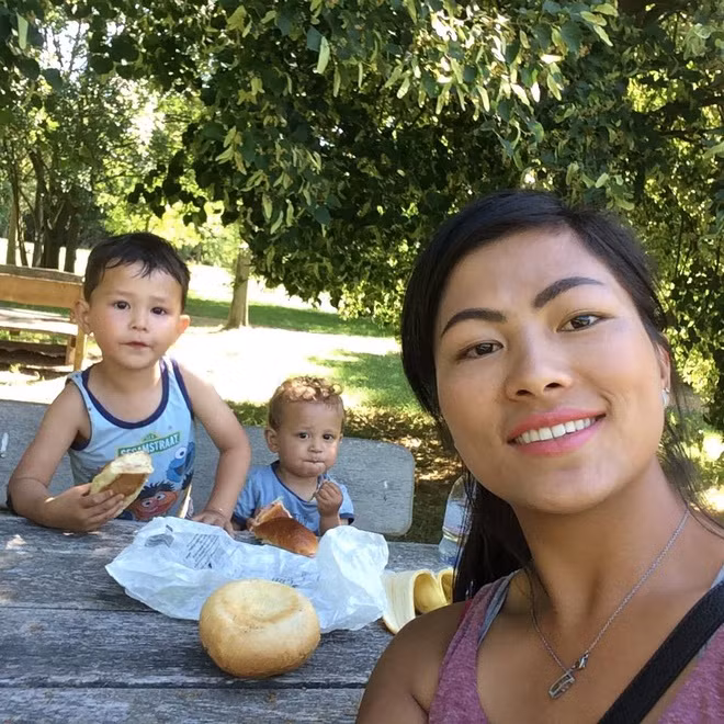 Lò Thị Mai và hai con trai lai của mình.