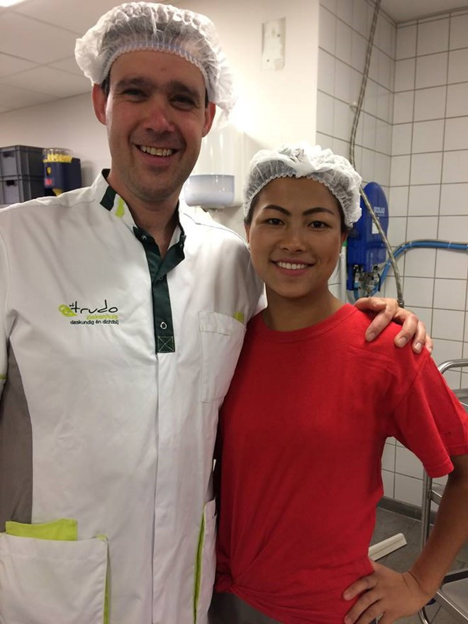 "Công việc y tá gặp nhiều rủi ro nhưng bệnh viện cũng có những biện pháp tốt để nhân viên phòng chống dịch. Hơn nữa, các bệnh nhân cũng cần được chăm sóc nên mình vẫn làm việc bình thường. Ngoài ra mình rửa tay rồi khử trùng rất thường xuyên" - Cô gái H'Mông chia sẻ.