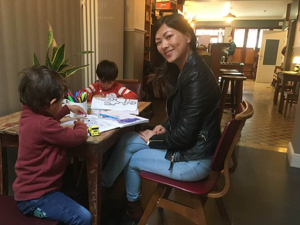 Năm ngoái, cô nàng bất ngờ cho biết đã hoàn thành xong thủ tục ly hôn với chồng, thế nhưng cặp đôi vẫn cùng nuôi hai con chung.