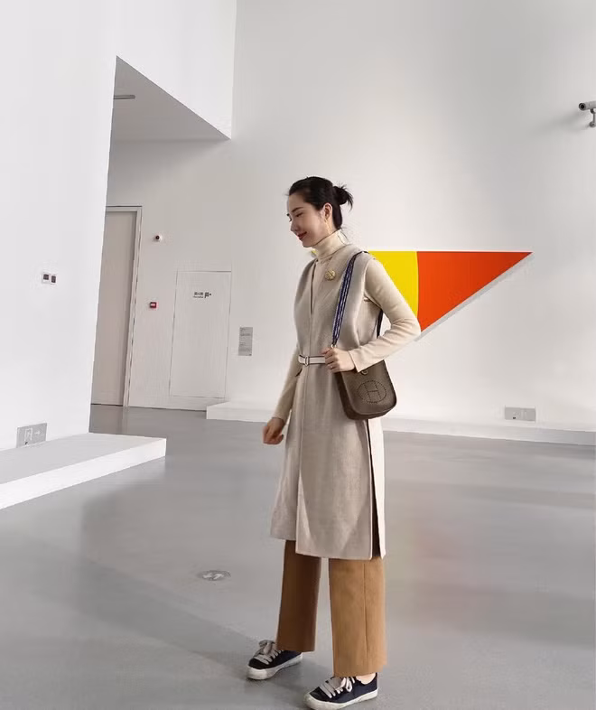 Phu nhân Taobao sở hữu khuôn mặt xinh đẹp, thanh thoát, nước da trắng, mái tóc đen dài cùng chiều cao nổi trội.