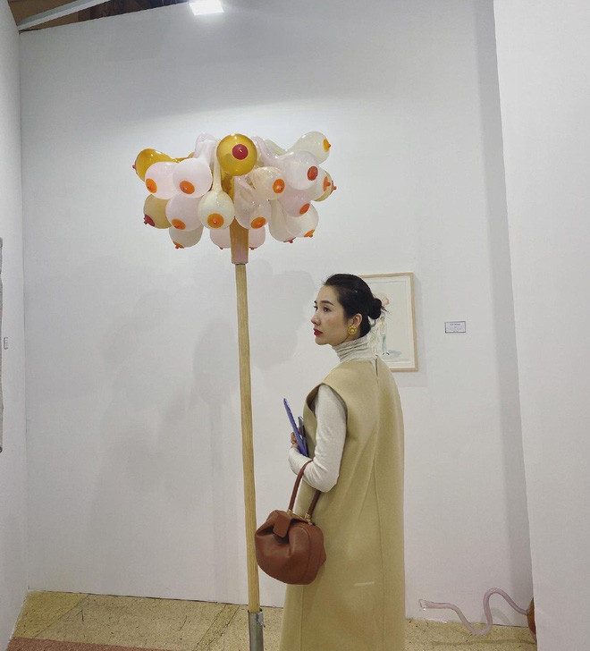 Phu nhân Taobao từng học thiết kế trang sức tại Châu Âu, cô rất hứng thú với các loại ngọc và đá quý. Hoa Hoa từng khiến ai nấy trầm trồ khi sở hữu chiếc nhẫn đính viên ngọc Tourmaline Paraiba 6-7 carat (khoảng 6-7 tỷ đồng).