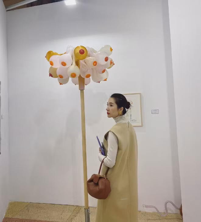 Phu nhân Taobao từng học thiết kế trang sức tại Châu Âu, cô rất hứng thú với các loại ngọc và đá quý. Hoa Hoa từng khiến ai nấy trầm trồ khi sở hữu chiếc nhẫn đính viên ngọc Tourmaline Paraiba 6-7 carat (khoảng 6-7 tỷ đồng).