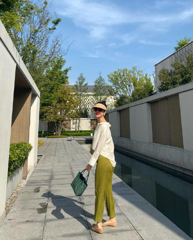 Nhà chẳng có gì ngoài tiền nên Hoa Hoa sống ngập trong đồ hiệu. Cô sở hữu rất nhiều trang phục, phụ kiến đến từ những thương hiệu đình đám bậc nhất thể giới.