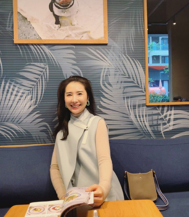 Khí chất của vị phu nhân trẻ tuổi cũng hơn người. Cô luôn lựa chọn phong cách ăn mặc sang trọng, thu hút.