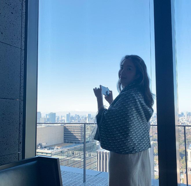 Những tưởng vợ phải kém xinh thì chủ tịch Taobao mới đi cặp kè với hot girl thế nhưng không phải như vậy. Phu nhân của Tưởng Phàm lại là một phụ nữ đẹp xuất sắc, nhan sắc không thua kém gì diễn viên, người mẫu nào.