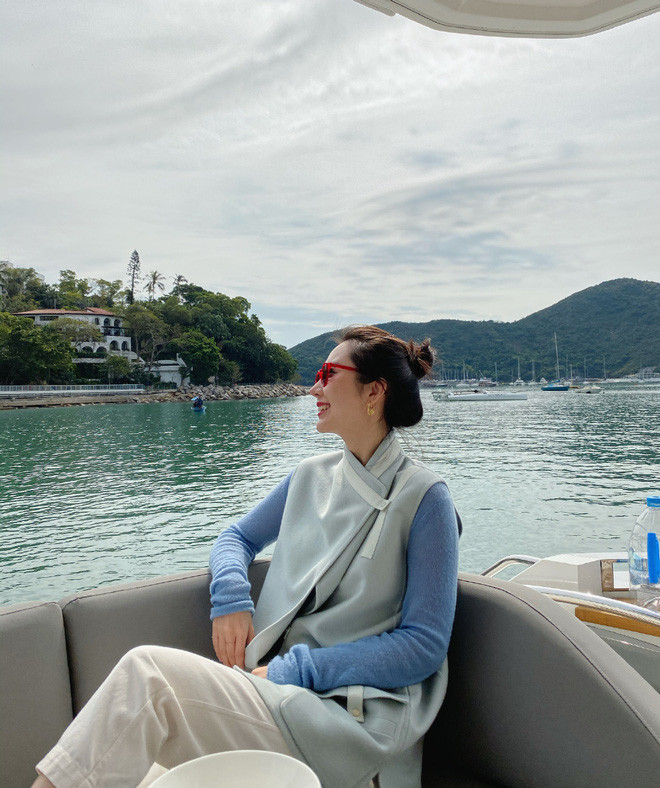 Được biết, cô tên là Hoa Hoa, sinh năm 1998, đến từ thành phố Hàng Châu, tỉnh Chiết Giang, Trung Quốc. Hoa Hoa và chồng đại gia chung sống từ lâu, đến năm 2013 thì có con trai đầu lòng.