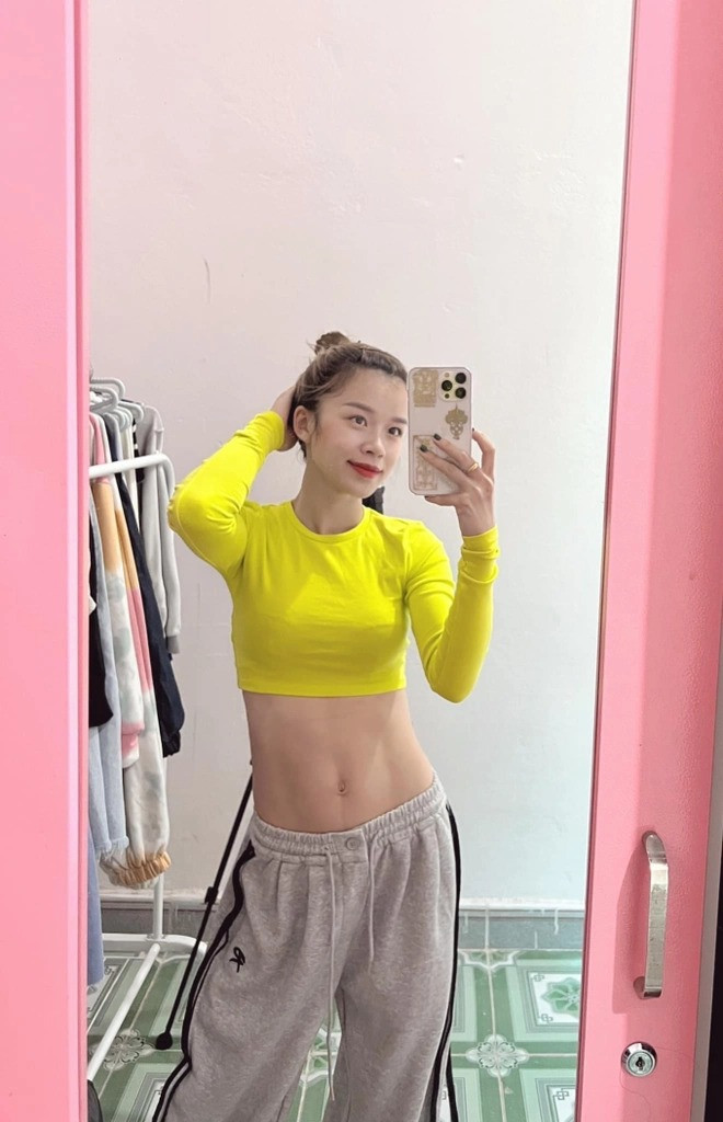 Sau giờ làm việc, cô nàng cũng thường tập gym để thân thể khỏe mạnh và tăng cân hơn phù hợp với công việc.