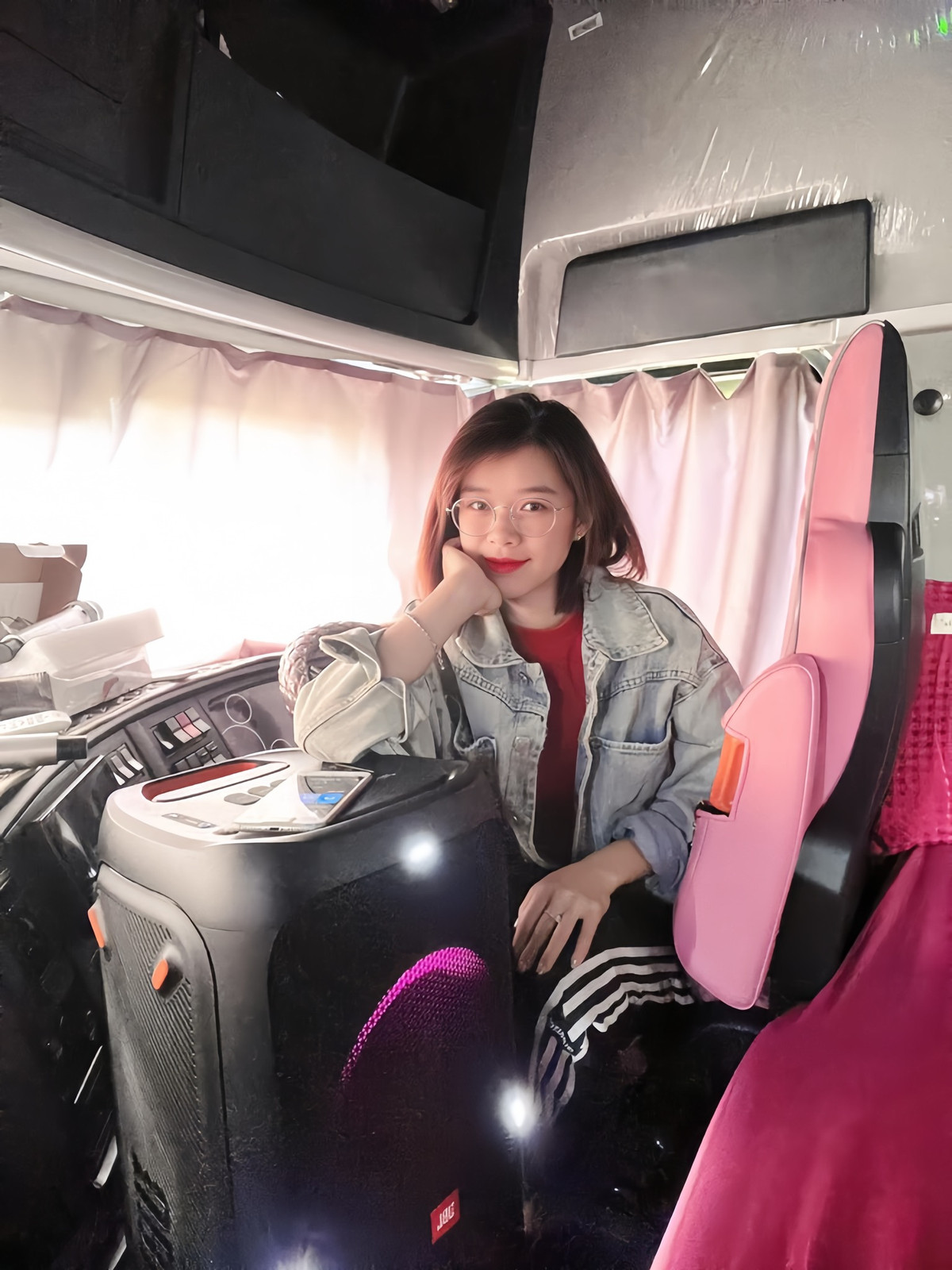 Điều đặc biệt, cô nàng trang hoàng cho chiếc xe tải "khổng lồ" với giao diện Hello Kitty dễ thương. Chiếc xe tải màu hồng dần trở nên quen thuộc với nhiều tài xế trên cung đường miền núi các tỉnh Thái Nguyên, Bắc Kạn, Tuyên Quang, Hà Giang...