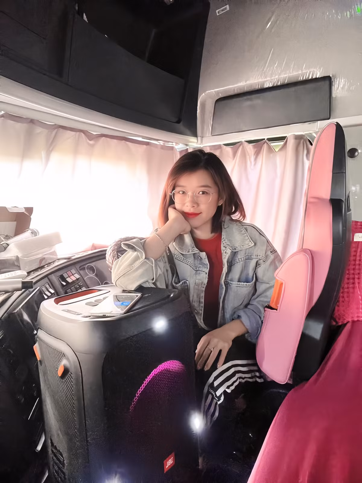 Điều đặc biệt, cô nàng trang hoàng cho chiếc xe tải "khổng lồ" với giao diện Hello Kitty dễ thương. Chiếc xe tải màu hồng dần trở nên quen thuộc với nhiều tài xế trên cung đường miền núi các tỉnh Thái Nguyên, Bắc Kạn, Tuyên Quang, Hà Giang...