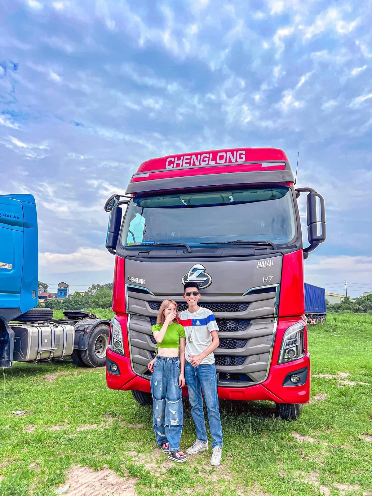 Bạn trai Ngô Hạnh hơn cô 2 tuổi, cả hai biết nhau từ thời còn đi học và cũng gần nhà nhau.