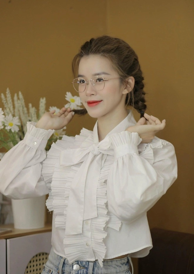 Bên ngoài, Hạnh vẫn là một cô thiếu nữ thích làm điệu, đỏm dáng, nữ tính.