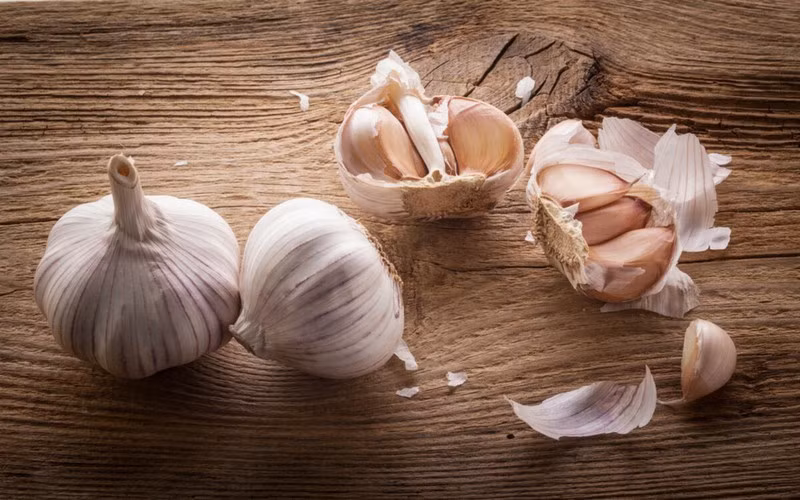 Tỏi là một trong những thực phẩm tự nhiên tốt nhất có lợi cho gan. Chúng giúp kích hoạt các enzyme nhằm thải ra độc tố. Thành phần allicin và selen tìm thấy trong tỏi cũng giúp cho gan được thanh lọc và khỏe mạnh.