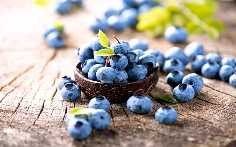 Việt quất: Các nghiên cứu đã chứng minh, loại quả này có tác dụng giúp làm giảm huyết áp, tăng cường sức khỏe mạch máu, chống ung thư, bảo vệ phổi và ngăn ngừa bệnh Alzheimer...