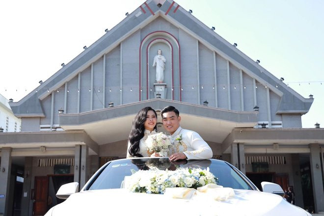 Đám cưới của cô dâu chú rể Đồng Nai khá sang trọng, bên cạnh màn trao vàng gây bão thì còn đưa đón dâu bằng siêu xe mui trần.