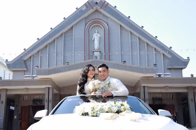 Đám cưới của cô dâu chú rể Đồng Nai khá sang trọng, bên cạnh màn trao vàng gây bão thì còn đưa đón dâu bằng siêu xe mui trần.