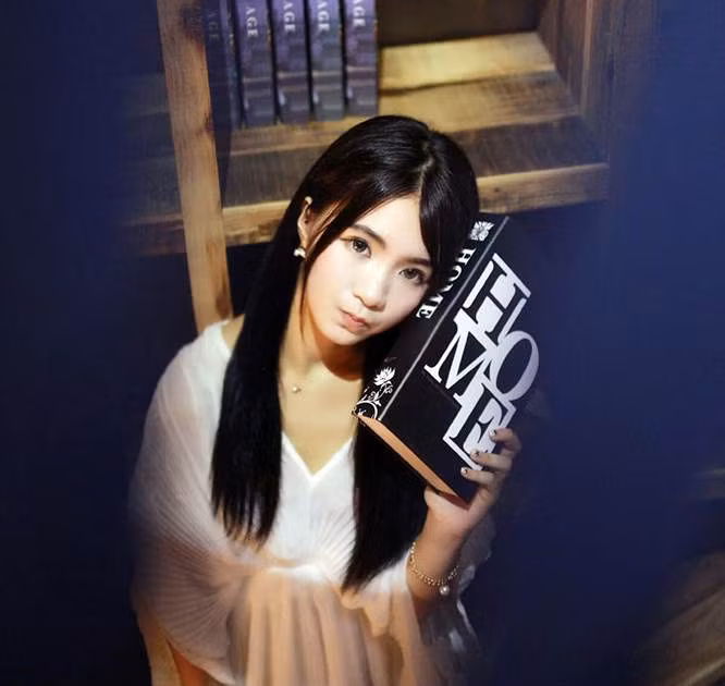 Nhiều người nói Thuyền Cẩn là mẫu con gái điển hình, xinh đẹp thông minh lại rất truyền thống, không đua đòi, sở thích cũng rất tao nhã, xứng đáng là một mỹ nữ đa tài thế hệ mới.