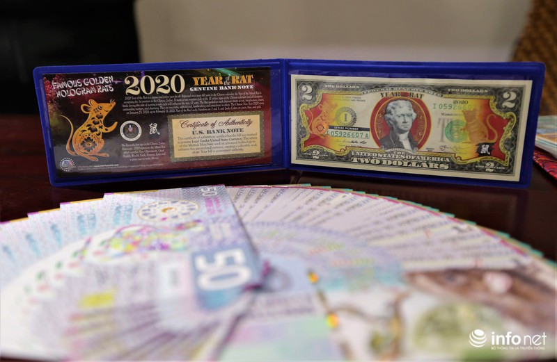 Trong số những tờ tiền lì xì, tờ 2 USD hình chuột mạ vàng được đựng trong bao da được nhiều người lựa chọn mua bởi ý nghĩa của nó. Bình thường, tờ 2 USD có ý nghĩa may mắn, biểu tượng của hạnh phúc cho cặp đôi... Vì thế, tờ 2 USD mạ vàng được in các con giáp càng được săn lùng.