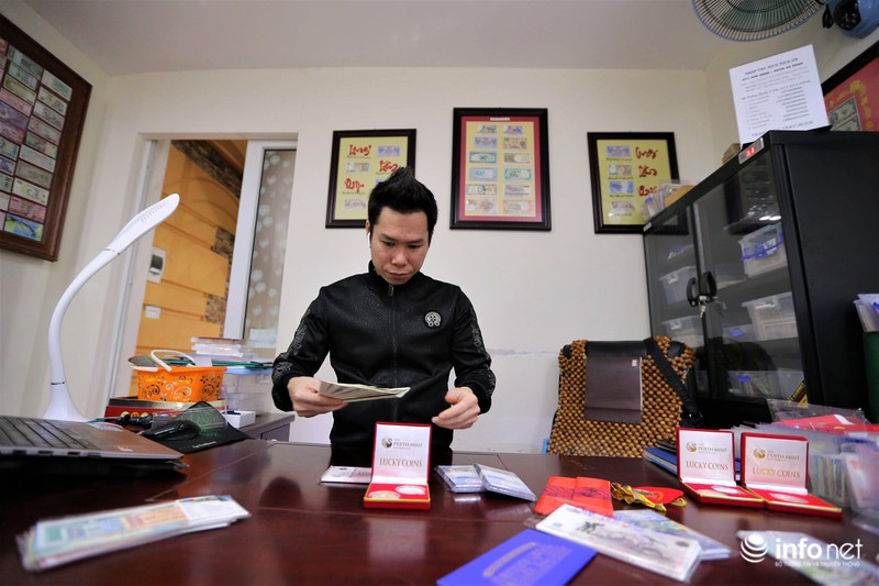 Anh Chính, chủ một cửa hàng bán tiền lưu niệm đã 6 năm ở Thanh Xuân, Hà Nội cho biết, trong các loại tiền lưu niệm dịp Tết, tờ 2 USD của Mỹ luôn là tờ tiền được nhiều người săn đón nhất. Do đó, tờ 2 USD in hình chuột năm nay cửa hàng anh càng được khách hàng ưa chuộng.