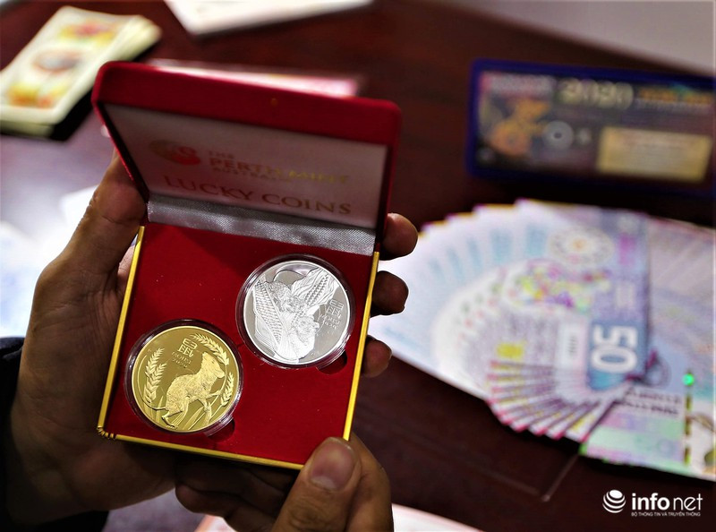 2 đồng xu mạ vàng và mạ bạc được đặt ngay ngắn bên trong hộp nhung đỏ được anh Chính cho biết đã có khách đặt mua rồi.