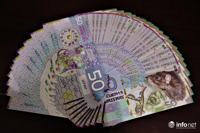 Các dịch vụ đổi tiền, bán các tờ tiền lưu niệm lì xì tết khá sôi động vào những ngày gần tết này.