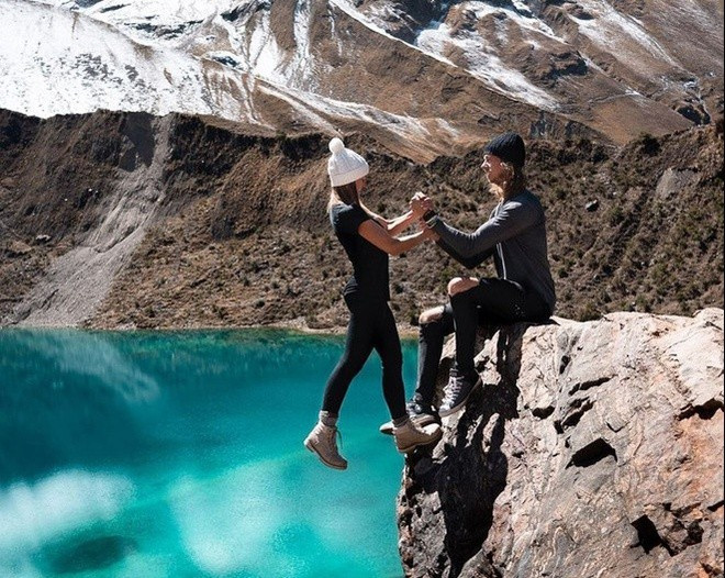 Cuối tháng 8/2019, cả hai bị dân mạng "ném đá" sau bức ảnh vắt vẻo trên vách đá tại Laguna Humantay (Peru). Hầu hết bình luận bên dưới bài đăng của cặp blogger đều chỉ trích đôi này bất chấp cả mạng sống để sống ảo, câu like. Một số người thậm chí gọi hành động này là "ngu xuẩn".