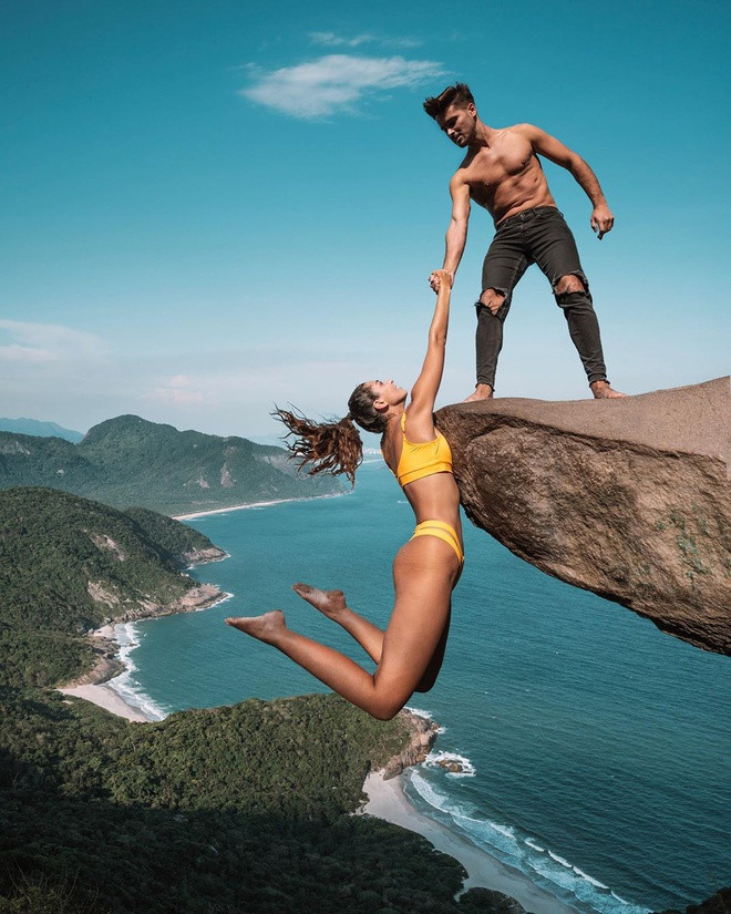 Raquel - Miguel là cặp blogger du lịch nổi tiếng ở Bồ Đào Nha, sở hữu hơn 700.000 follower. Tháng 10/2019, đôi trẻ gây tranh cãi khi chia sẻ lên trang cá nhân bức hình đu người trên mỏm đá chênh vênh Pedra do Telégrafo, Brazil.