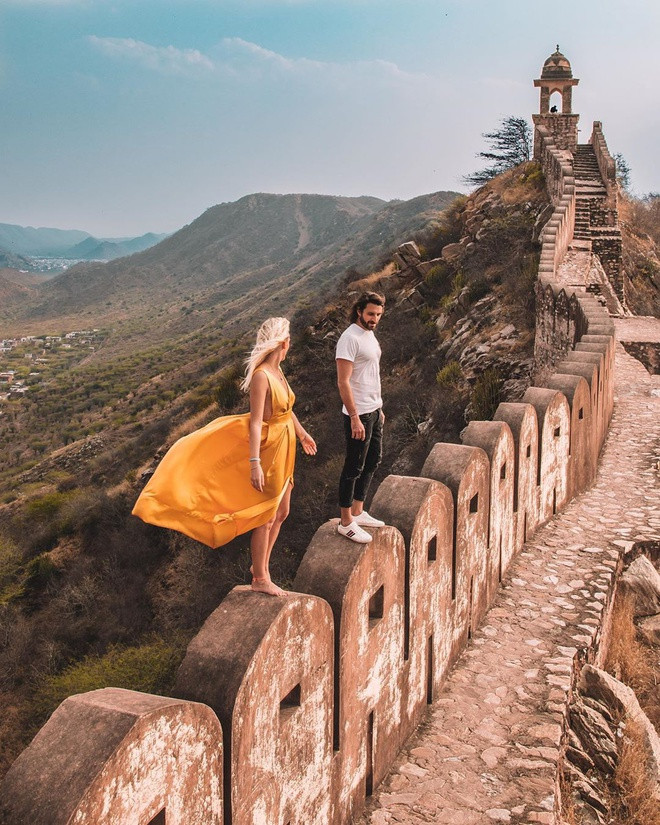 "Có rất nhiều ý kiến khác nhau về những bức ảnh của chúng tôi. Dù như thế nào, chúng tôi vẫn tôn trọng ý kiến của các bạn những vẫn giữ nguyên quan điểm của mình. Đó là tất cả sự sáng tạo và cố gắng của chúng tôi khi muốn truyền tải đến bạn những hình ảnh, khoảnh khắc đẹp và ấn tượng nhất", Jean và Camille viết trên trang cá nhân.