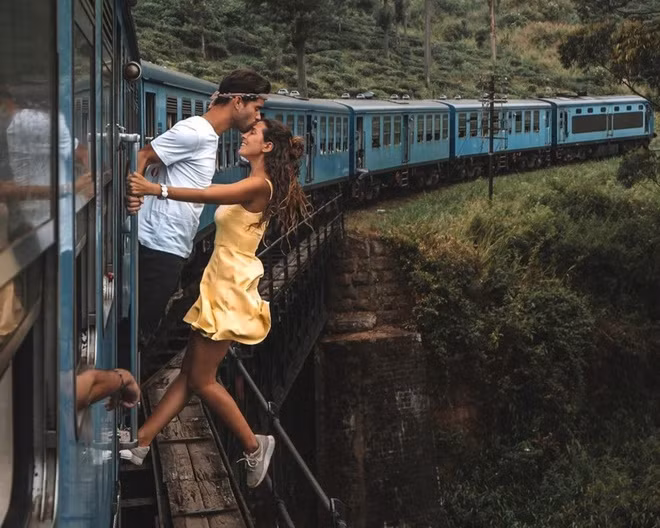 Vài tháng trước đó, đôi này cũng nhận không ít gạch đá vì vươn người ra phía ngoài đoàn tàu đang chạy để chụp hình. Đa số ý kiến cho rằng Raquel - Miguel bất chấp nguy hiểm để "câu like", "sống ảo".