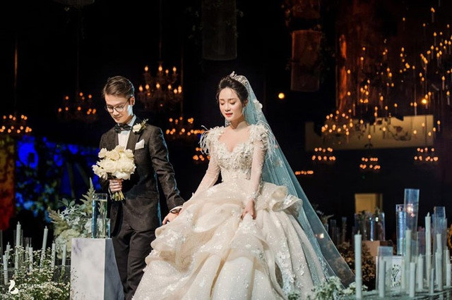 Bên cạnh những màn đập hộp bạo tay, Cẩm Tú còn có cuộc tình đẹp như mơ với bạn trai và đã chính thức lên xe hoa vào tháng 12/2019 vừa qua.