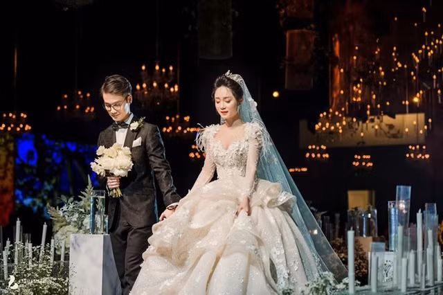 Bên cạnh những màn đập hộp bạo tay, Cẩm Tú còn có cuộc tình đẹp như mơ với bạn trai và đã chính thức lên xe hoa vào tháng 12/2019 vừa qua.