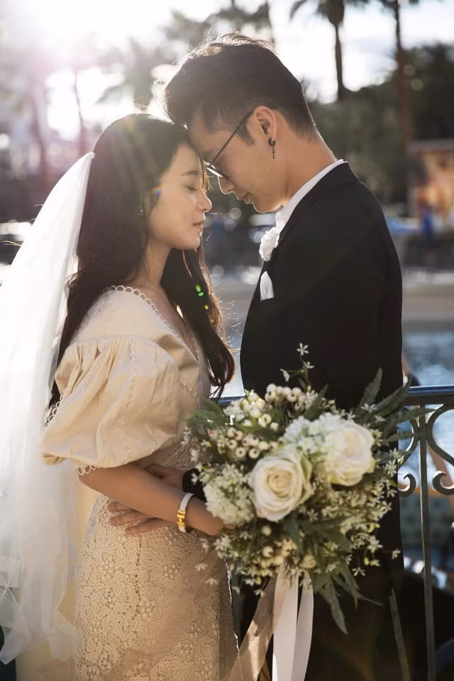 Thế nhưng Quang lại ngược lại, anh có cảm tình với Cẩm Tú từ những lần đầu xem ảnh cô. Vậy nên chàng trai đã quyết tâm "cưa" đổ bằng được cô nàng tiểu thư vừa giỏi giang lại xinh đẹp.