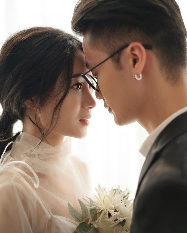 Chia sẻ về chuyện tình yêu của mình, rich kid đình đám cho hay: "Mọi chuyện bắt đầu khi chồng mình có ý định sang Mỹ học thạc sĩ. Anh tình cờ thấy Instagram của mình dễ thương và cũng đang du học ở đây nên "bão like" ảnh. Tụi mình nói chuyện với nhau qua mạng nửa năm trời và sau đó mới có cuộc gặp chính thức".