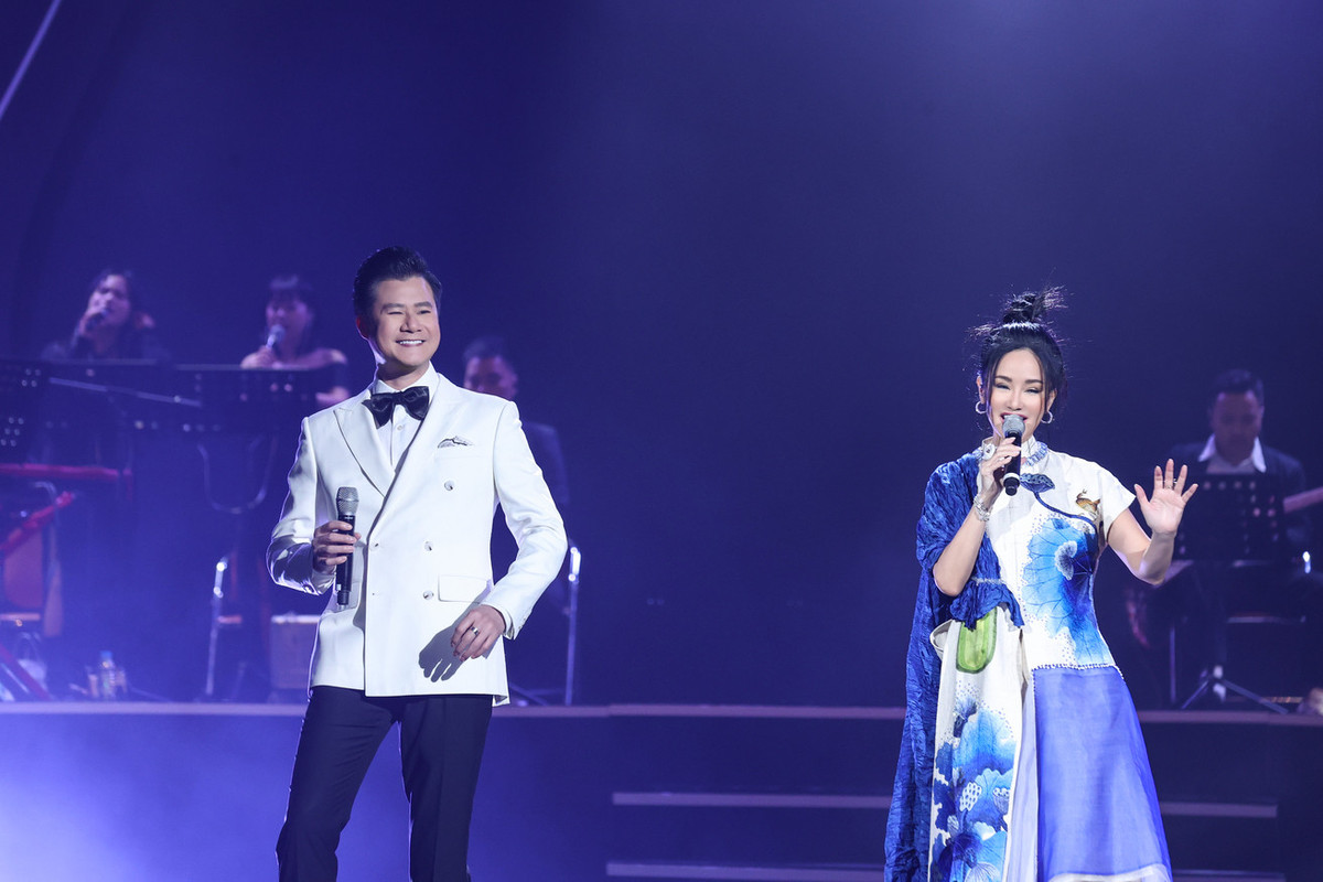 Tối 8/3, Hồng Nhung và Quang Dũng khiến khán giả mê đắm khi song ca hàng loạt ca khúc đình đám trong đêm nhạc 'Tình nhớ'