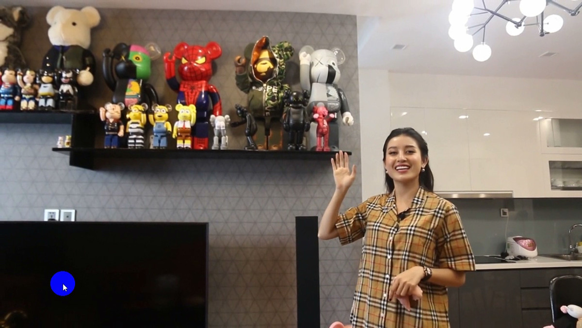 Á hậu Huyền My cũng có sở thích sưu tập Bearbrick để bày trong nhà. Cô nàng sở hữu một loạt mô hình gấu từ lớn đến nhỏ. Những chú gấu được cô nàng "tậu" về có giá từ 3 triệu đồng đến hàng trăm triệu.