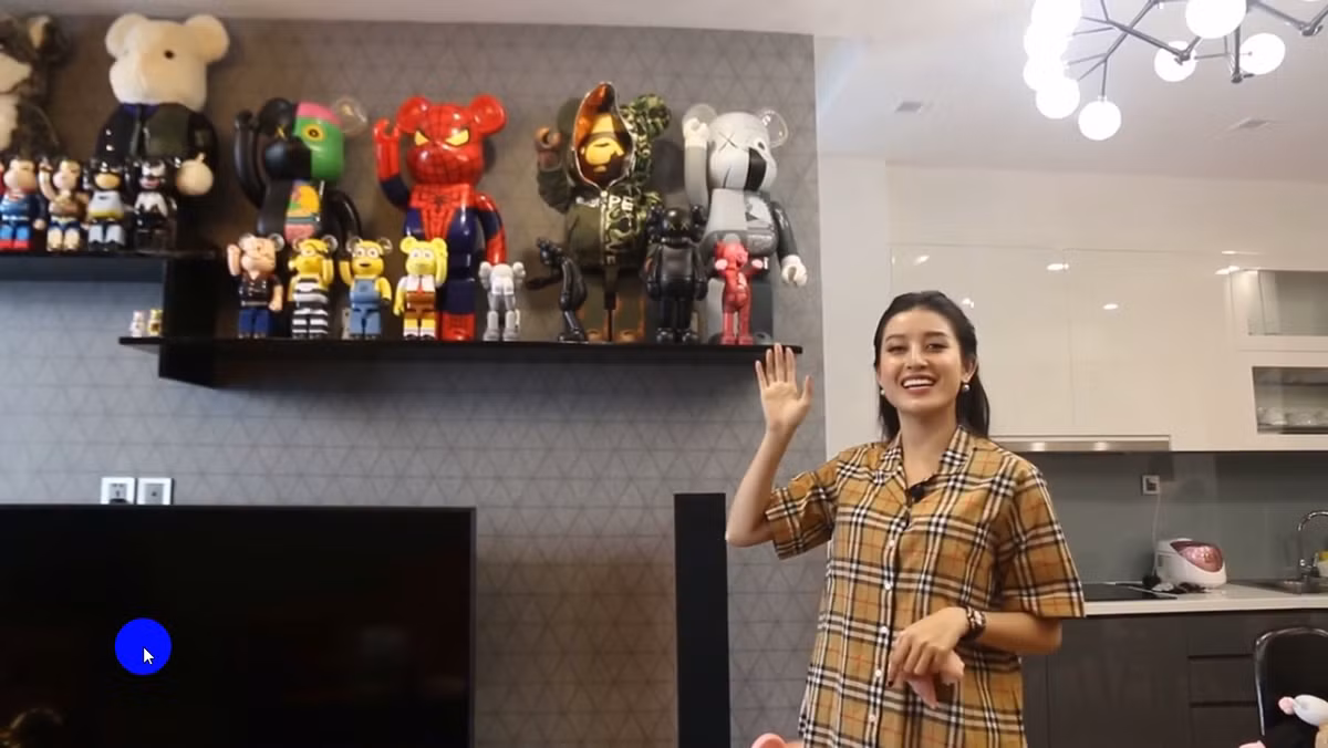 Á hậu Huyền My cũng có sở thích sưu tập Bearbrick để bày trong nhà. Cô nàng sở hữu một loạt mô hình gấu từ lớn đến nhỏ. Những chú gấu được cô nàng "tậu" về có giá từ 3 triệu đồng đến hàng trăm triệu.