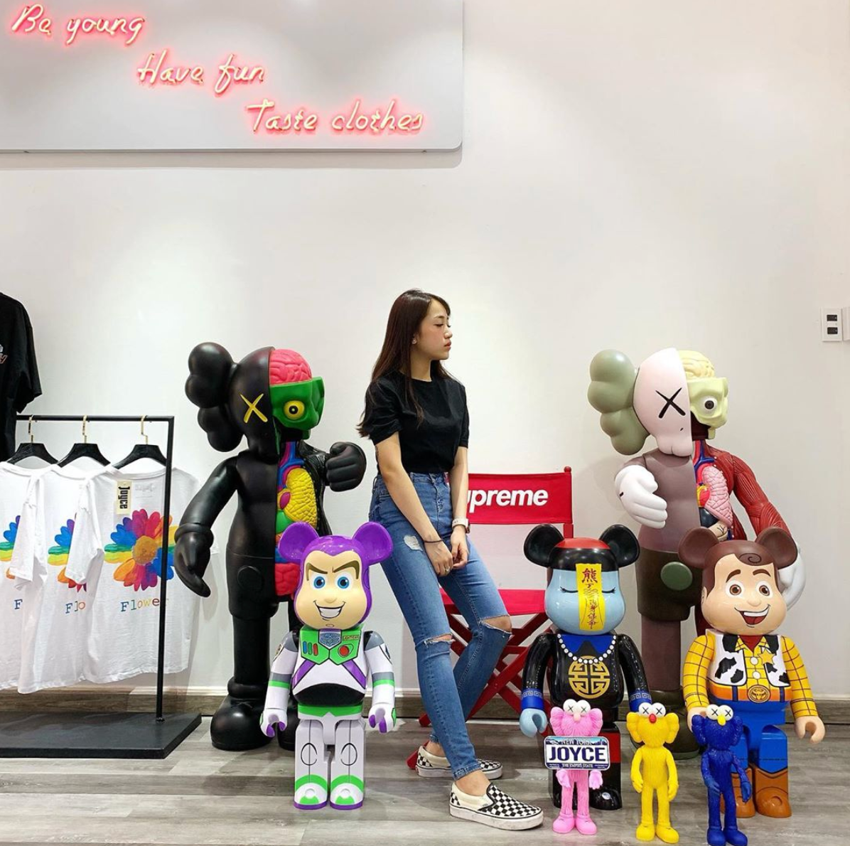 Rich kid đình đám Việt Nam, Joyce Phạm, con gái Minh Nhựa cũng là một trong những "dân chơi" sở hữu rất nhiều Bearbrick, KAWS. Bộ sưu tập trị giá hàng trăm triệu này được bày ở cửa hàng của cô nàng để khách đến có thể chụp hình lưu niệm.