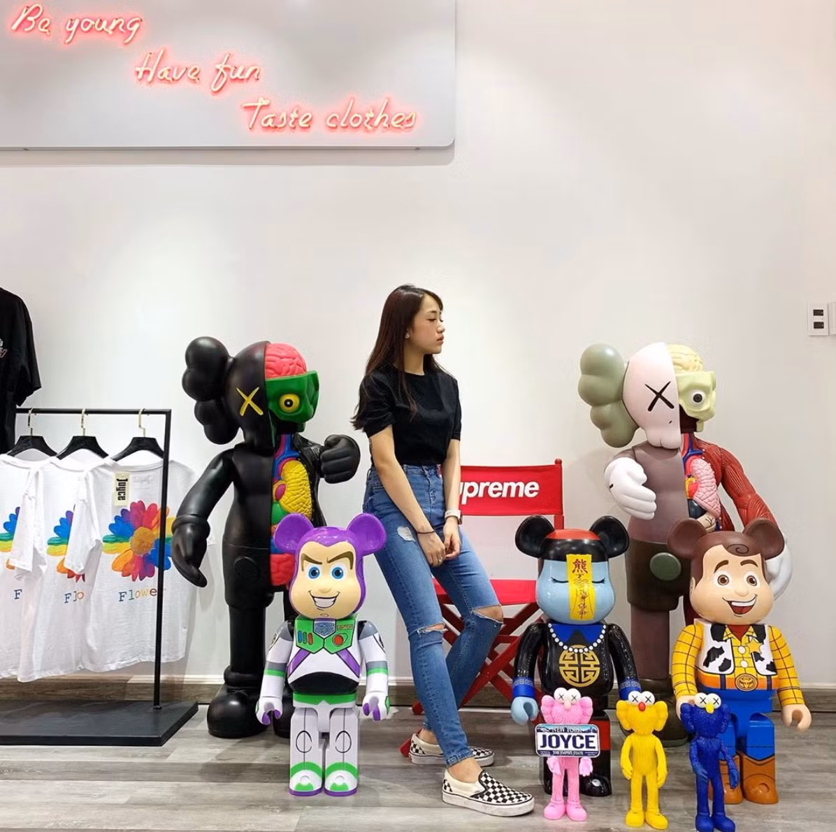 Rich kid đình đám Việt Nam, Joyce Phạm, con gái Minh Nhựa cũng là một trong những "dân chơi" sở hữu rất nhiều Bearbrick, KAWS. Bộ sưu tập trị giá hàng trăm triệu này được bày ở cửa hàng của cô nàng để khách đến có thể chụp hình lưu niệm.