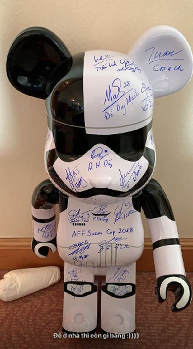 Bearbrick (còn được biết dưới dạng logo Be@rbrick) là món đồ chơi gấu mô hình quen thuộc với giới trẻ, dù vậy, không phải ai cũng có cơ hội sở hữu một Bearbrick bởi giá thành của nó chỉ dành riêng cho hội rich kid, dao động từ vài triệu đến vài trăm triệu tùy từng kích cỡ, độ cầu kỳ. Ở Việt Nam, Văn Toản là một trong những người sở hữu bộ sưu tập Bearbrick khủng.